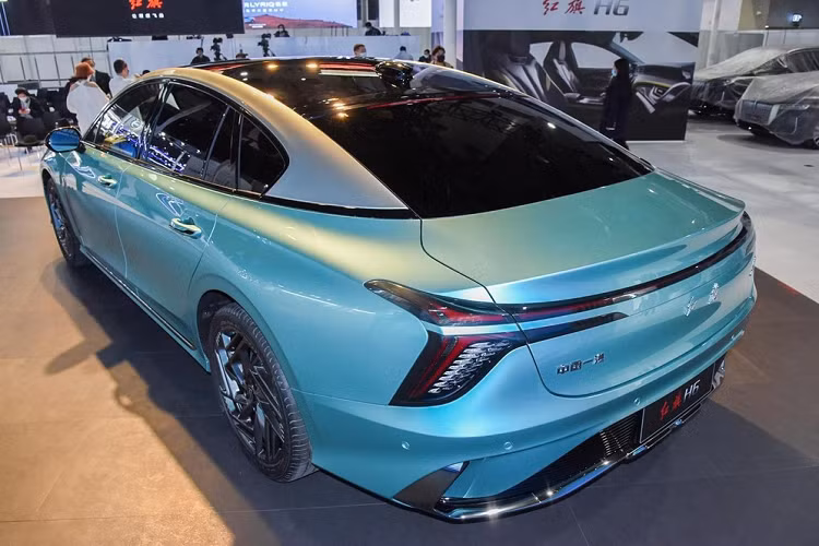 Xe trang bị hộp số tự động 8 cấp. Mức tiêu thụ nhiên liệu 6,5 lít/100km trong điều kiện WLTC. Theo hãng xe Trung Quốc, ngoài việc công bố giá bán cho chiếc coupe 4 cửa Hồng Kỳ H6, hãng xe Trung Quốc còn tiết lộ mình sẽ ra mắt 3 mẫu SUV mới vào năm 2023.