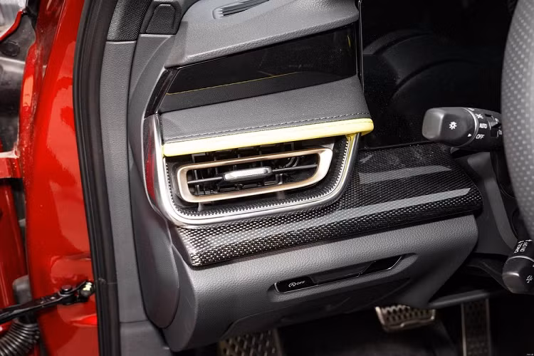 Hồng Kỳ H6 được trang bị đèn pha tự động, cảm biến gạt mưa, gương chiếu hậu ngoài chỉnh/sưởi/gập điện, cốp điện, màn hình điều khiển trung tâm 12.6 inch dạng cảm ứng, sạc không dây điện thoại, ghế chỉnh điện, hệ thống kết nối mạng thông minh, rèm khí trước sau, túi khí đầu gối người lái, hệ thống giám sát trạng thái người lái và hệ thống hỗ trợ lái thông minh. 