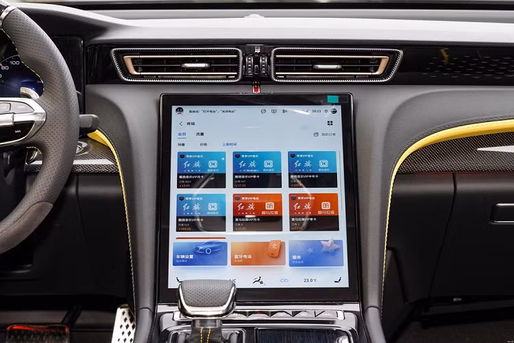 Điểm nhấn trong thiết kế nội thất của Hồng Kỳ H6 là sự sang trọng. Chiếc xe mới sử dụng bảng đồng hồ LCD toàn phần và được trang bị vô lăng ba chấu đa chức năng. Bảng điều khiển trung tâm áp dụng thiết kế nhiều lớp và tạo thành chữ "T".