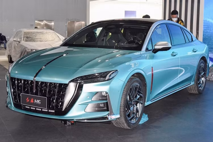 Nhìn vào thiết kế ngoại thất, Hồng Kỳ H6 áp dụng phong cách thiết kế mang phong cách gia đình nhưng vẫn đầy trẻ trung và thời trang hơn so với sự trang trọng của H7 và H9. Phần dễ nhận biết nhất ở phần đầu xe là lưới tản nhiệt lớn, với các nan sử dụng bố cục ma trận để tăng thêm sự bí ẩn cho mặt trước. Ngoài ra, thiết kế khu vực đèn sương mù trông sinh động hơn.