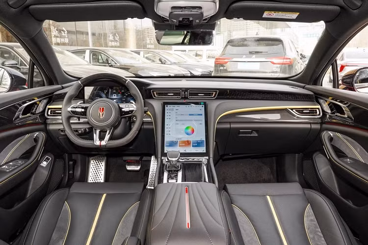 Hông xe kiểu mới rất đẹp, thiết kế nhiều đường bo eo làm tăng sự nhanh nhẹn cho hông xe. Ở phía sau xe, chiếc xe mới vẫn áp dụng thiết kế đèn hậu kiểu xuyên thấu, sử dụng nhiều đường nét uốn lượn lớn, bố trí ống xả kép đặt chính giữa phía dưới rất bắt mắt. Về kích thước thân xe, chiều dài, rộng và cao của Hồng Kỳ H6 lần lượt là 4.990/1.880/1.455 mm, chiều dài cơ sở 2.920 mm.