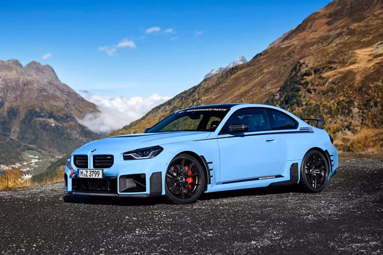 Chúng được sơn màu đen Jet Black, có chấu hình chữ Y và được khắc nhãn hiệu “M Performance” ở rìa ngoài. Tại châu Âu, chi phí nâng cấp mâm centerlock BMW M chính hãng là khoảng 12.000 euro (318 triệu đồng).