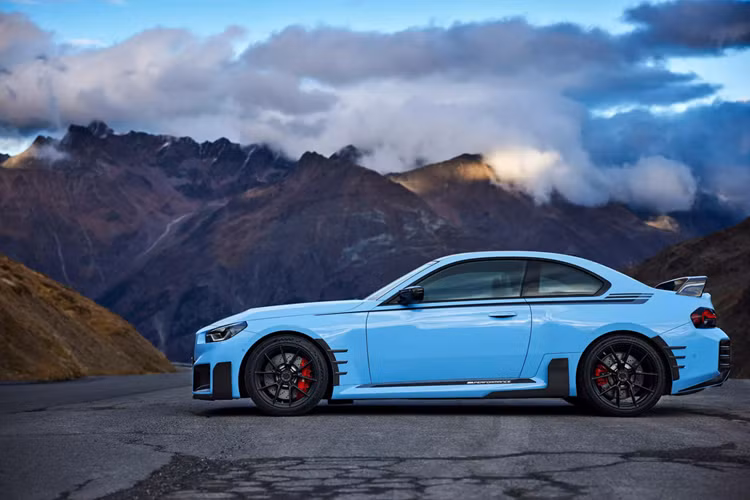 Riêng với loại mâm centerlock chính hãng của BMW M này, hãng cho biết lực siết ban đầu để cố định mâm lên tới 930 Nm. Vì vậy nếu chủ xe BMW nào đã nâng cấp mâm khóa trung tâm và gặp sự cố dọc đường liên quan đến bánh xe, cách duy nhất để khắc phục là phải chở xe đến đại lý BMW M.