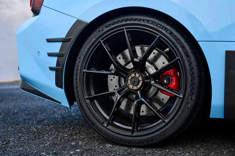 Mâm centerlock chỉ dùng một bu-lông duy nhất ở chính giữa để cố định mâm xe với trục bánh xe, khác với kiểu mâm thông thường cần tới nhiều bu-lông bố trí thành vòng tròn quanh trục hay còn gọi là “mâm 5 lỗ”.