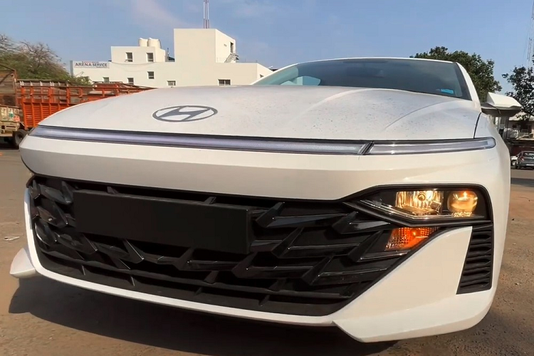 Hyundai Accent 2023 bản S cũng được lột xác về mặt thiết kế ngoại thất. Tuy nhiên, đây là bản giá rẻ nên thiết kế sẽ không đẹp mắt như các bản cao cấp. Được áp dụng ngôn ngữ thiết kế Sensuous Sportiness mới, Hyundai Accent 2023 bản S mang trên mình lưới tản nhiệt hình thang ngược rộng hơn trước với mắt lưới hình học sơn màu đen bóng.