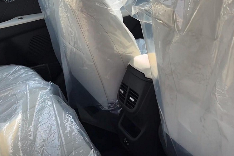 Trước mặt người lái là vô lăng 2 chấu chỉnh 4 hướng, tích hợp phím chỉnh âm lượng, đàm thoại rảnh tay và kết nối Bluetooth nhưng không được bọc da. Bản S này không có tính năng khởi động bằng nút bấm mà vẫn dùng chìa khóa. Phía sau vô lăng là bảng đồng hồ kỹ thuật số với màn hình màu đa thông tin TFT 10,25 inch.