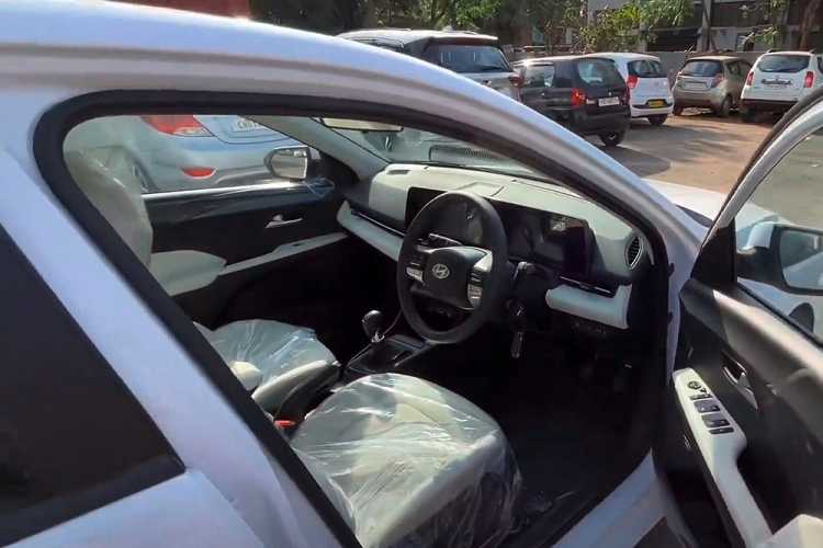 Bên trong Hyundai Accent S 2023 là không gian nội thất bọc nỉ, phối 2 màu be và đen. Thêm vào đó là tay nắm cửa bằng kim loại, ghế lái chỉnh tay, tựa đầu ghế có thể chỉnh được ở cả hai hàng ghế và bệ tì tay trung tâm trượt lên/xuống, tích hợp ngăn chứa đồ. Hàng ghế sau của xe cũng đi kèm bệ tì tay ở giữa với 2 hộc đựng cốc.