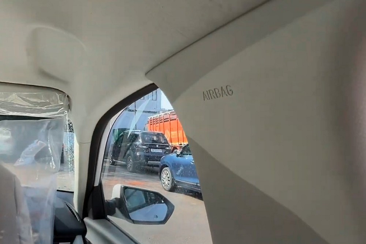 Ở bản này, xe không có ghế bọc da, ghế lái chỉnh điện... hệ thống lọc không khí, hệ thống kết nối BlueLink của hãng Hyundai, lẫy chuyển số sau vô lăng, cửa sổ trời chỉnh điện hay hệ thống đèn viền nội thất. Nhờ kích thước lớn hơn nên mẫu sedan cỡ B này được bổ sung khoang hành lý rộng hơn, đạt thể tích 528 lít, tăng 50 lít so với thế hệ cũ.