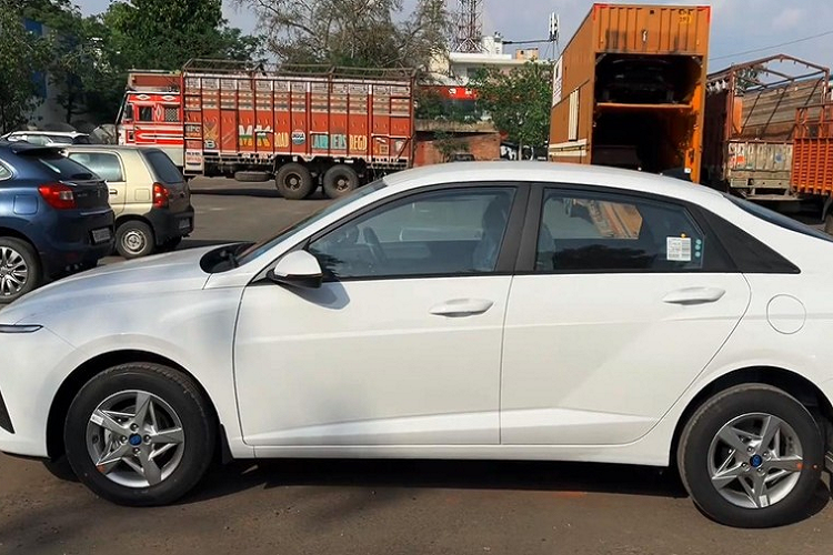 Phía sau Hyundai Accent S 2023 là cụm đèn hậu LED nằm vắt ngang đuôi xe và đèn báo rẽ nằm ở hai bên cửa cốp. Bên trên đèn hậu là cánh gió nhỏ, tích hợp logo của hãng Hyundai. Ở bản này, xe không có cửa cốp chỉnh điện rảnh tay.