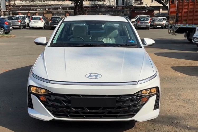 Tương tự các phiên bản còn lại, Hyundai Accent S 2023 bản thấp nhất đã tăng mạnh về kích thước với chiều dài 4.535 mm, chiều rộng 1.765 mm, chiều cao 1.475 mm và chiều dài cơ sở 2.670 mm. So với thế hệ cũ, xe dài hơn 95 mm, rộng hơn 36 mm, cao hơn 5 mm và chiều dài cơ sở tăng 70 mm.