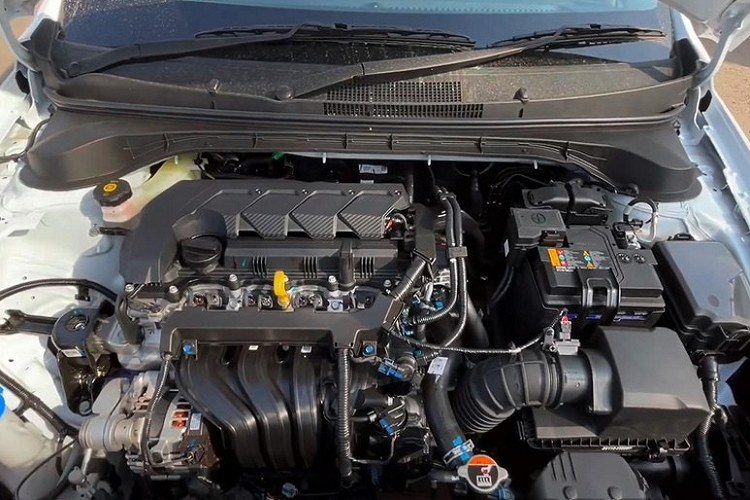 Trang bị an toàn của Hyundai Accent S 2023 với 6 túi khí, hệ thống chống bó cứng phanh ABS, phân phối lực phanh điện tử EBD, cảm biến lùi phía sau, đèn báo dừng khẩn cấp, dây đai an toàn 3 điểm (mọi vị trí), nhắc nhở thắt dây an toàn, hệ thống mã hóa động cơ để chống trộm, hệ thống hỗ trợ khởi hành ngang dốc, cân bằng điện tử ESC, kiểm soát ổn định thân xe, cảnh báo áp suất lốp và hệ thống kiểm soát hành trình.