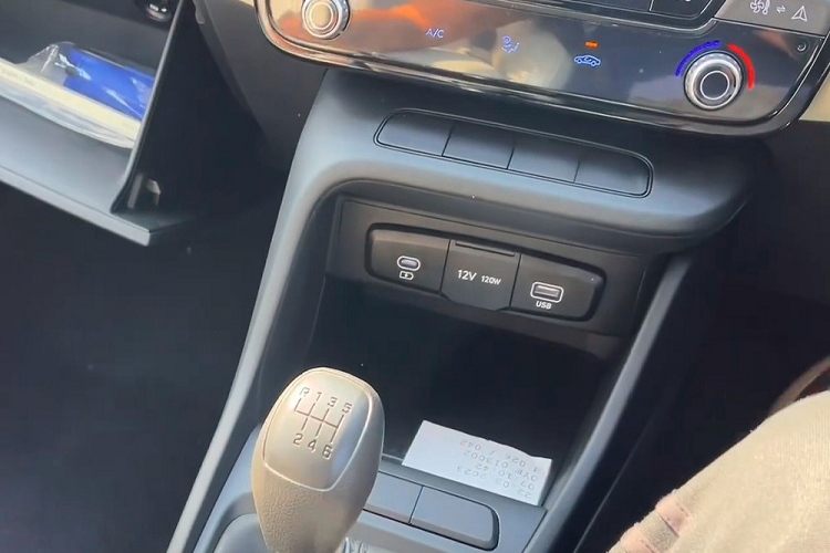 Thêm vào đó là hệ thống điều hòa tự động, cửa gió dành cho hàng ghế sau, hộc lạnh đựng găng tay, 3 cổng USB Type C, gương chiếu hậu 2 chế độ ngày/đêm, cổng sạc 12V, cửa sổ chỉnh điện trước/sau và loa trước/sau. Bên dưới cửa gió điều hòa là màn hình kỹ thuật số cùng 2 núm xoay để chỉnh điều hòa và hệ thống thông tin giải trí của xe.
