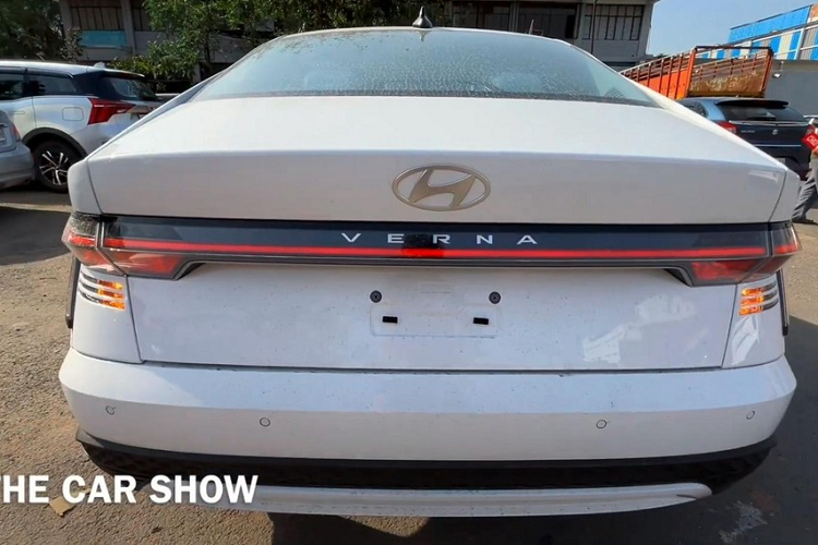 Động cơ này đi với hộp số sàn 6 cấp và hệ dẫn động cầu trước. Lượng xăng tiêu thụ của động cơ khi đi với hộp số sàn là 18,6 km/lít (5,37 lít/100 km). Tại thị trường Ấn Độ, giá xe Hyundai Accent S 2023 có mức bán ra là 1.195.000 Rupee (khoảng 340 triệu đồng).