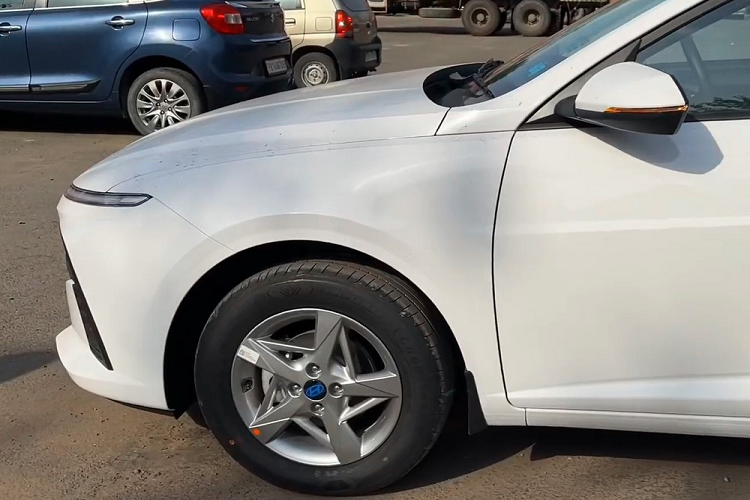 Phía trên là gương chiếu hậu chỉnh điện và tích hợp đèn báo rẽ. Ốp gương chiếu hậu và tay nắm cửa đều có cùng màu với thân xe trong khi anten vây cá trên nóc sơn màu đen. Đường chân kính của bản S không được mạ crôm như các bản cao hơn. Phía sau cột C cũng không có ốp trang trí mạ crôm mới.