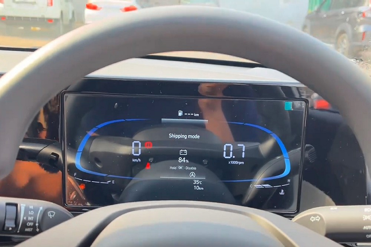 Bảng đồng hồ này nối liền với màn hình cảm ứng trung tâm 8 inch, hỗ trợ Apple CarPlay/Android Auto và điều khiển bằng giọng nói. Ở giữa bảng đồng hồ kỹ thuật số và màn hình cảm ứng trung tâm là ốp nhựa màu đen khá dày khiến thiết kế nội thất kém phần tinh tế.