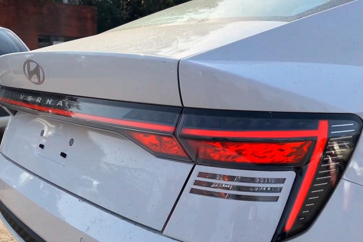 Xe được trang bị phanh đĩa thông gió phía trước và phanh tang trống đằng sau. Đồng thời, bản S chỉ dùng phanh tay chỉnh cơ và không có camera lùi. Nằm bên dưới nắp ca-pô của Hyundai Accent S 2023 là động cơ xăng 4 xi-lanh, hút khí tự nhiên, dung tích 1.5L, sản sinh công suất tối đa 113 mã lực và mô-men xoắn cực đại 144 Nm.