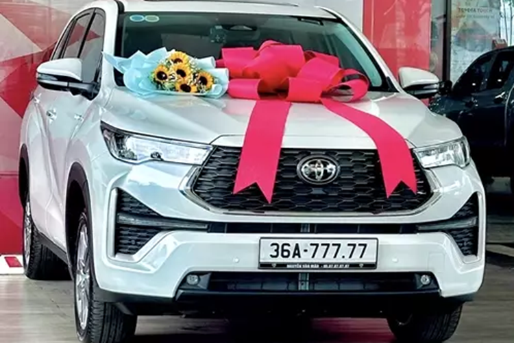 Chiếc biển số 36A-777.77 từng được cấp cho 1 chiếc xe Toyota Innova đời cũ, nhưng mới đây, đã được chủ xe định danh khi bán đi "vợ 2", và bất ngờ là anh lại đăng ký tiếp cho 1 chiếc xe Toyota Innova nhưng thuộc bản Cross 2023, điều này cho thấy vị khách hàng rất thích sự tiện lợi, đa dụng và thoải mái trên dòng xe MPV quốc dân Toyota Innova.