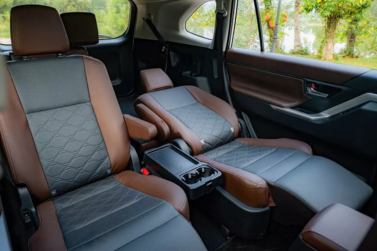 Innova Cross thiết kế mới và sử dụng nguyên vật liệu cao cấp hơn. Màu nội thất nâu hạt dẻ. Ở thế hệ mới, hãng xe Nhật Bản cung cấp lựa chọn cấu hình nội thất 7 hoặc 8 chỗ, tương ứng với bản HEV và V. Ghế lái nâng cấp lên chỉnh điện thay vì chỉnh cơ như đời cũ. Xe có cửa sổ trời, đèn trang trí trần xe. Riêng bản HEV tích hợp lẫy chuyển số sau vô-lăng.