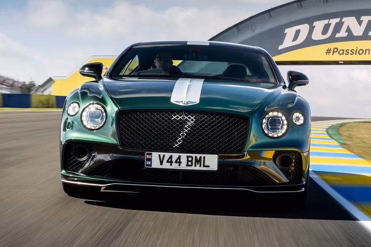 Bộ đôi Continental GT và GTC trong bộ sưu tập "Le Mans Collection" được trang bị bộ mâm 10 chấu kích thước 20 inch tông màu đen, kèm với cùm phanh màu đỏ và đĩa phanh carbon-ceramic.