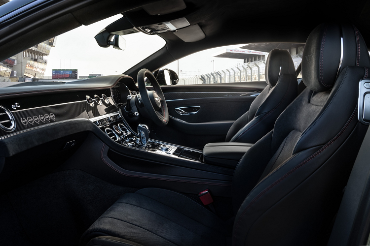 Cụm màn hình chính vẫn giữ nguyên chế độ xoay 3 chiều đặc trưng Bentley Rotating Display nhưng có chút thay đổi đối với phiên bản Le Mans. Cụ thể vẫn có màn hình cảm ứng hoặc veneer kép nhưng mặt số trung tâm tiêu chuẩn thay thế bằng Vitrine hiển thị van động cơ từ động cơ V8 tăng áp kép của Speed 8.