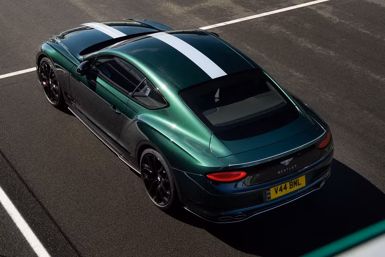 Nội thất của Continental GT và GTC bản Le Mans Collection có nhiều chi tiết được mô phỏng theo Bentley Speed 8 #7. Nội thất là tông màu đen Beluga cùng các chi tiết màu đỏ Hotspur tương phản. Bề mặt ghế đã được trang trí bằng vải Dynamica.