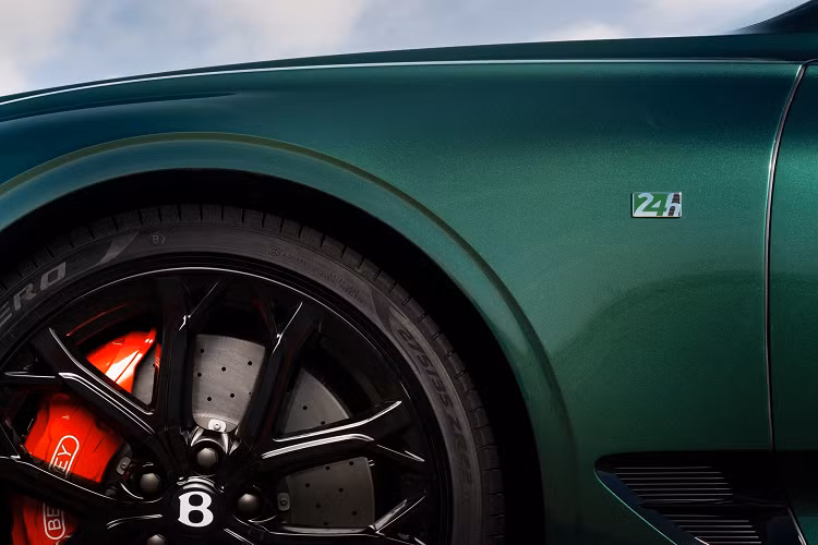 Tại khu vực bậc cửa, Bentley đã tạo nên tấm ốp với đồ họa 6 vòng hoa tượng trưng cho chiến thắng của Bentley. Đồng thời ở mặt tap lô phía trước ghế phụ làm từ gỗ sơn mài Piano Black màu đen và sợi carbon đồ họa biểu tượng 6 vòng hoa gợi nhớ 6 chiến thắng tại Le Mans của Bentley từ năm 1924 đến năm 2003.