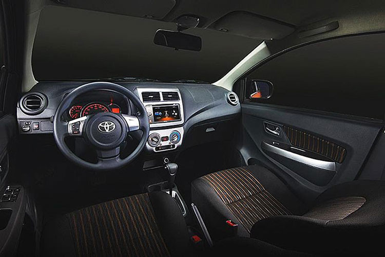 Ngoài ra khi trở lại thị trường Việt Nam, Toyota Wigo cũng sẽ được làm mới phần nội thất khi tựa đầu của hàng ghế trước sẽ là dạng rời thay vì liền ghế.