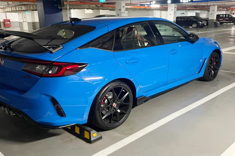 Ngoại thất chiếc xe đua đường phố Honda Civic Type R 2023 này ngoài việc được sơn màu xanh Racing Blue Pearl còn có nhiều điểm nhấn khá quan trọng như lưới tản nhiệt mới, được sơn đen tạo điểm nhấn, hốc gió và cản trước cũng được sửa đổi thiết kế, vừa tạo ra tính nhận biết của một xe hiệu suất cao với bản thường còn giúp cho xe đảm nhận được tính khí động học tốt hơn.
