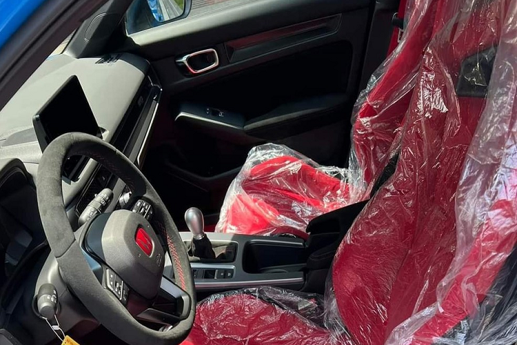 Tiếp đến là việc chiếc xe Honda Civic Type R 2023 còn có bộ mâm đa chấu kép 19 inch, sơn đen, cùm phanh màu đỏ, vỏ gương hay viền cửa sổ sơn đen. Đằng sau xe Honda Civic Type R 2023 có 3 cụm ống xả sáng bóng, rất dữ dằn, cánh gio đuôi cố định thiết kế phong cách xe đua.