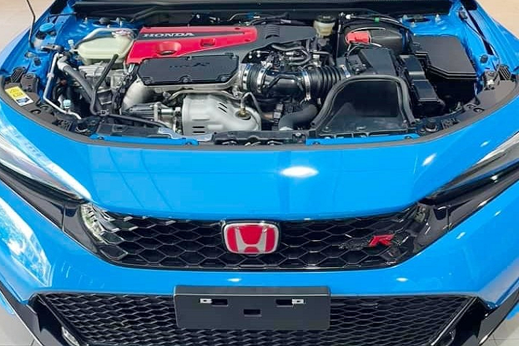 Cuối cùng, xe đua đường phố Honda Civic Type R 2023 được lắp trái tim 4 xi-lanh thẳng hàng K20C1, dung tích 2.0 lít, tăng áp, sản sinh ra công suất tối đa 315 mã lực tại 6.500 vòng/phút và mô-men xoắn 420 Nm trong khoảng 2.600 đến 4.000 vòng/phút. Sức mạnh này đồng hành cùng hộp số sàn 6 cấp.