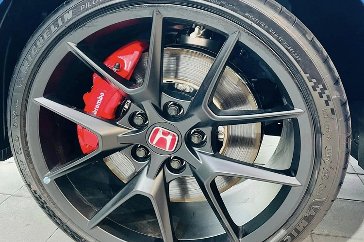 Honda Civic Type R cho phép xe đạt vận tốc tối đa 272 km/h. Hộp số sàn nâng cấp này kết hợp với hệ thống ga tự động (Rev Match System), hứa hẹn mang đến trải nghiệm lái mượt mà, đầy phấn khích. Bên cạnh đó, phiên bản hiệu suất cao của dòng Honda Civic còn có 4 chế độ lái, bao gồm Comfort, Sport, Individual và +R. Mức giá xe Honda Civic Type R chính hãng tại Việt Nam niêm yết gần 2,4 tỷ đồng.