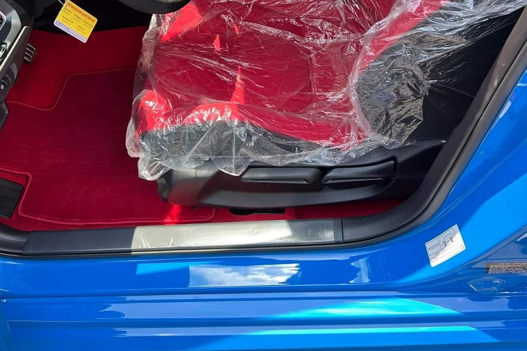 Những nội thất của xe đua đường phố Honda Civic Type R 2023 bao gồm ghế ngồi bọc da Alcantara màu đỏ, với việc hãng xe Nhật Bản gợi ý nên nhuộm màu ghế là đỏ trông bắt mắt, hiếu chiến, mặt lưng ghế có chất liệu nhựa nhám cao cấp, chưa hết, mỗi chiếc xe Honda Civic Type R còn có số thứ tự cụ thể.