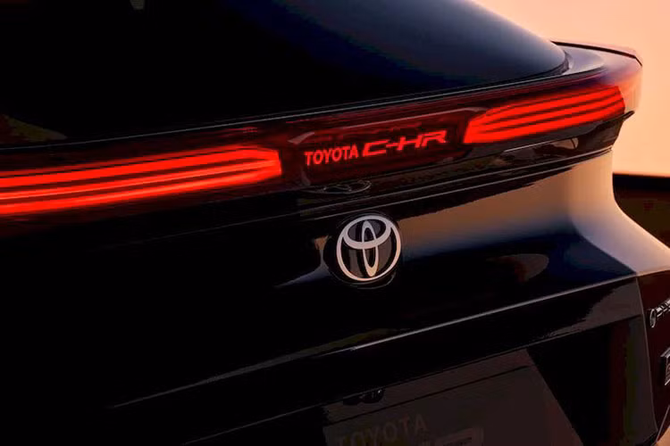 oyota C-HR thế hệ mới gây ấn tượng với thiết kế đầu xe lấy cảm hứng từ cá mập đầu búa. Xe được trang bị đèn pha nối liền với dải đèn LED định vị ban ngày, tạo thành hình chữ "C", lưới tản nhiệt cỡ lớn trên cản trước, tích hợp đèn sương mù, nóc dốc về phía sau theo phong cách coupe và cánh gió mui kép.