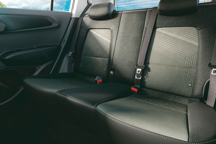 Đồng thời, mẫu SUV hạng A này cũng có những chi tiết ngoại thất gợi liên tưởng đến Hyundai Santa Fe thế hệ mới như hốc bánh mở rộng, dải đèn LED định vị ban ngày và đèn hậu hình chữ "H". Bên trong mẫu SUV hạng A này là không gian nội thất chia sẻ với Hyundai Grand i10 đang bán tại Ấn Độ.