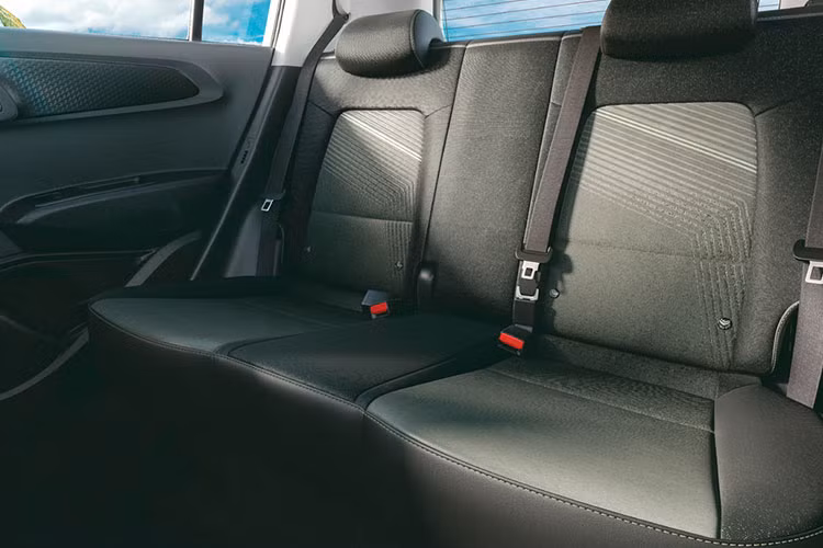 Đồng thời, mẫu SUV hạng A này cũng có những chi tiết ngoại thất gợi liên tưởng đến Hyundai Santa Fe thế hệ mới như hốc bánh mở rộng, dải đèn LED định vị ban ngày và đèn hậu hình chữ "H". Bên trong mẫu SUV hạng A này là không gian nội thất chia sẻ với Hyundai Grand i10 đang bán tại Ấn Độ.