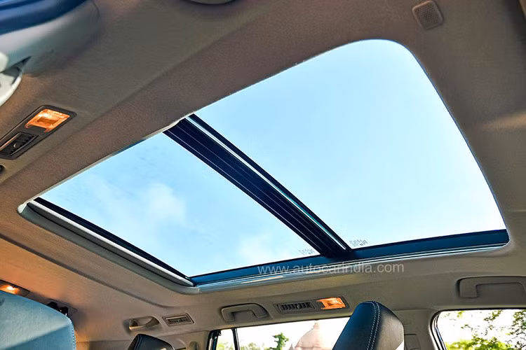 Tại Việt Nam, các đại lý hiện cũng đã bắt đầu nhận cọc cho Hyundai Exter. Theo nhân viên tư vấn bán hàng tại đại lý, mẫu SUV hạng A này sẽ ra mắt thị trường Việt Nam vào cuối năm nay. Bên ngoài, Hyundai Exter được thiết kế khá vuông vức với nhiều đường cắt gọt sắc sảo.