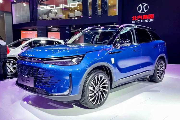 Xuất hiện tại Việt Nam từ năm 2020, Beijing X7 nhận được nhiều sự chú ý nhờ thiết kế thể thao và nhiều trang bị, công nghệ hiện đại đi kèm giá thành rẻ. Hiện tại, mẫu xe này được phân phối ở nước ta với mức giá từ 608-718 triệu đồng.