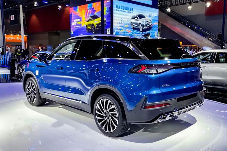 Xe vẫn chưa công bố giá bán tại Lào, ở thị trường Trung Quốc giá xe Beijing X7 2023 được phân phối với tổng cộng 3 phiên bản, bao gồm Premium Plus, Super Premium và Exclusive Plus với mức bán ra dao động từ 119.900 - 139.900 Nhân dân tệ (khoảng 410 - 480 triệu đồng).