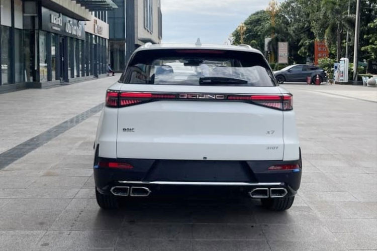 Hiện phiên bản nâng cấp giữa vòng đời của mẫu xe SUV Beijing X7 2023 đã có mặt tại showroom chính hãng của BAIC tại Lào. Vì thế, đã làm nhiều khách hàng trong nước nôn nóng, chờ ngày chiếc xe SUV cỡ C này sẽ ra mắt và được bán chính hãng tại Việt Nam.