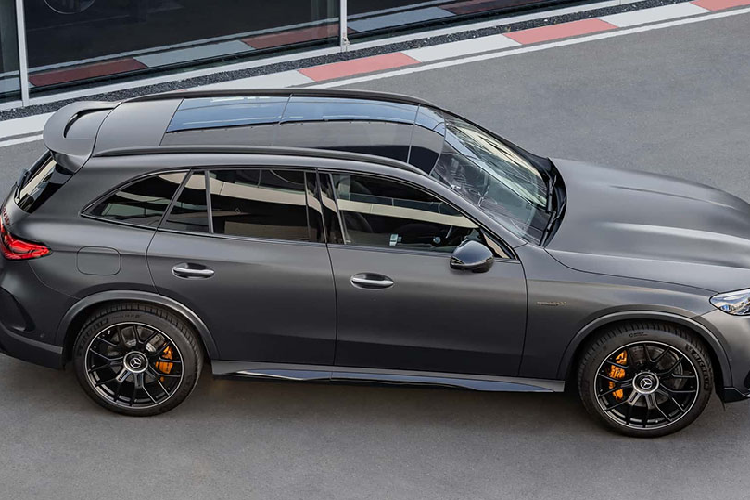 Bên trong cabin, khoang nội thất của AMG GLC cũng cao cấp hơn với trang bị tiêu chuẩn ghế da cao cấp MB-tex phối vật liệu vi sợi tổng hợp. Tất nhiên, khách hàng cũng có thể sở hữu tùy chọn ghế da Nappa cao cấp với logo AMG được dập ở tựa đầu; hoặc thậm chí sắm thêm cho xế yêu của mình bộ ghế thể thao Performance "chất ngầu".