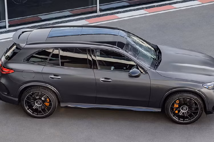 Bên trong cabin, khoang nội thất của AMG GLC cũng cao cấp hơn với trang bị tiêu chuẩn ghế da cao cấp MB-tex phối vật liệu vi sợi tổng hợp. Tất nhiên, khách hàng cũng có thể sở hữu tùy chọn ghế da Nappa cao cấp với logo AMG được dập ở tựa đầu; hoặc thậm chí sắm thêm cho xế yêu của mình bộ ghế thể thao Performance "chất ngầu".