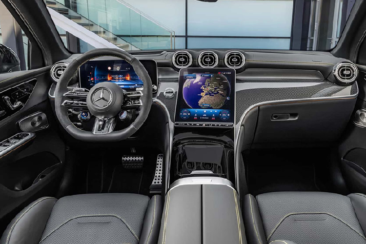 Phiên bản hiệu suất cao của bộ đôi GLC 43 và GLC 63 mới bộ phận AMG của Mercedes thể hiện rõ ngay từ thiết kế ngoại thất. Điểm nhận diện ấn tượng nhất chính là bộ lưới tản nhiệt với thiết kế các nan đan dọc kèm thêm các nan ngang nằm chìm bên dưới tạo thành hình caro.