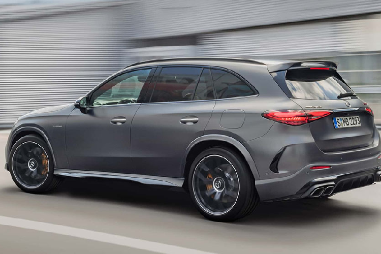 Nhờ vậy, Mercedes-AMG GLC 63 S E Performance có thể tăng tốc từ 0 - 100 km/h chỉ trong vỏn vẹn 3,4 giây trước khi có thể đạt tốc độ tối đa 275 km/h. Tương tự đàn em GLC 43, GLC 63 S E Performance cũng được trang bị hộp số tự động 9 cấp ly hợp kép và đặc biệt là hệ dẫn động hai cầu 4Matic+ đỉnh cao hơn với khả năng tùy biến tỷ lệ giữa hai cầu và có thể chuyển đổi 100% lực kéo xuống 2 bánh sau.