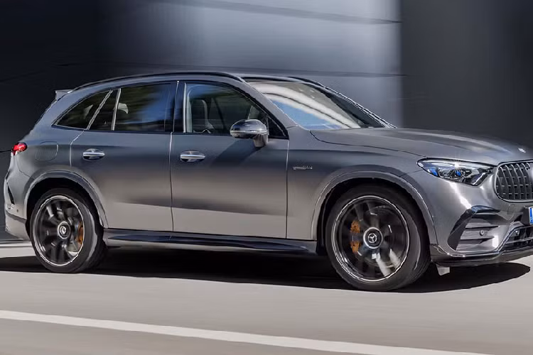Định vị cao cấp hơn - AMG GLC 63 S E Performance - được trang bị "trái tim mạnh mẽ" I4 2.0L tăng áp kép đi kèm một mô-tơ điện ở cầu sau, cho sức mạnh tối đa lên tới 671 mã lực và 1.020 Nm lực mô-men xoắn. Chỉ riêng khối động cơ đốt trong 4 xi lanh tăng áp kép kể trên cũng cho ra công suất tới 469 mã lực và 545 Nm lực kéo - xứng đáng với ngôi vị khối động cơ 4 xi lanh thẳng hàng mạnh nhất thế giới!