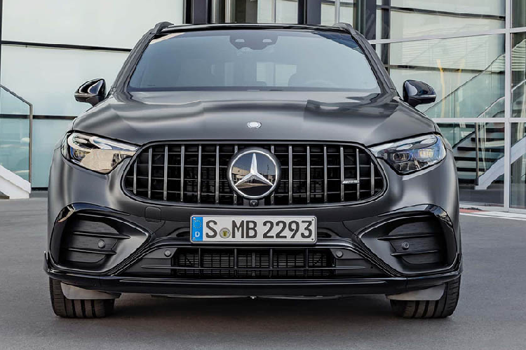 Trong hai phiên bản hiệu suất cao, Mercedes-AMG GLC 43 2024 mới sẽ cập bến thị trường đầu tiên tại Mỹ vào khoảng đầu năm sau. Sau đó sẽ là phiên bản Mercedes-AMG GLC 63 S E Performance được bán ra cuối năm sau. Hiện chưa có thông tin nào về giá của cả hai sản phẩm này. Còn tại Việt Nam, Mercdes-Benz đang phân phối thế hệ mới của GLC với giá khởi điểm từ 2,3 tỷ đồng cùng hàng loạt trang bị khủng. Nhiều đại lý cũng đang xả kho những chiếc GLC cuối cùng của phiên bản cũ với mức giá cực kỳ hấp dẫn đi kèm nhiều khuyến mãi.