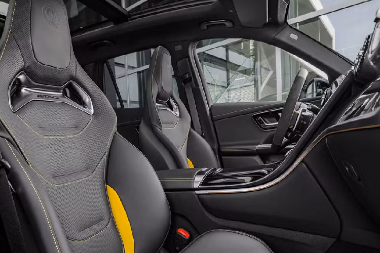 Hốc hút gió và tấm cản gầm trước cũng được mở rộng để tối ưu khả năng làm mát cho xe. Đuôi xe được trang hoàng bằng cánh gió trên nóc cửa cốp, khe gió sườn sau, ống xả kép với pô đôi mỗi bên cùng với tấm chia gió gầm cực kỳ sắc nét. Trần xe gồm cửa sổ trời toàn cảnh và thanh giá nóc. Dàn chân cũng "xịn xò" không kém với bộ mâm đa chấu thiết kế AMG độc quyền cực kỳ sắc nét, đi kèm cùm phanh đĩa sơn vàng nổi bật "cực cháy" và bộ lốp Michelin hàng hiệu. Tất nhiên, không thể thiếu được ốp sườn xe.