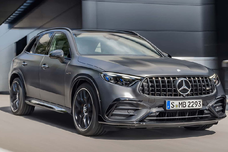 Hệ thống thông tin giải trí MBUX giống những chiếc GLC cơ bản cũng hiện diện trên phiên bản hiệu suất cao, nhưng đã được các kỹ sư Đức bổ sung thêm hàng loạt tính năng độc quyền, bao gồm giao diện AMG mới trên cụm đồng hồ sau vô-lăng, màn hình chính cũng như HUD hiển thị trên kính lái; hoặc trang bị AMG Track Pace ghi lại toàn bộ dữ liệu vận hành xe nếu bạn muốn đem ra để "khè nhau" với các chủ xe khác trên đường đua.