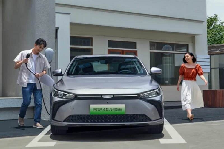 G6 là mẫu sedan chạy hoàn toàn bằng điện do Geometry, thương hiệu con của hãng xe Geely sản xuất. Mẫu xe Geely Geometry G6 2024 mới này có thiết kế rất thời trang, công nghệ hiện đại và quan trọng, phù hợp với xu hướng của ngành công nghiệp xe ô tô hiện nay cũng như tương lai đó là xe điện.