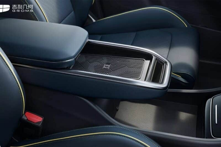 Bên trong, nội thất phần lớn không thay đổi với bảng đồng hồ 10,2 inch, màn hình điều khiển trung tâm 14,6 inch và vô lăng ba chấu đáy phẳng. Một màu nội thất xanh đậm mới được thêm vào. Hệ điều hành tích hợp trên xe được hỗ trợ bởi hệ thống HarmonyOS mới nhất của Huawei.