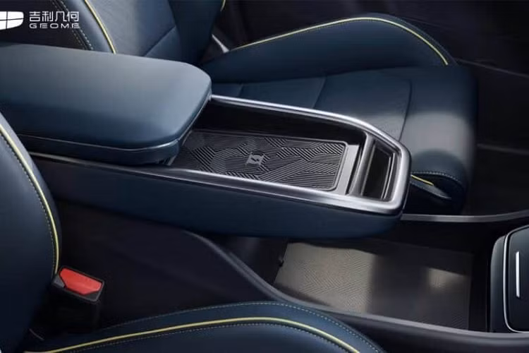 Bên trong, nội thất phần lớn không thay đổi với bảng đồng hồ 10,2 inch, màn hình điều khiển trung tâm 14,6 inch và vô lăng ba chấu đáy phẳng. Một màu nội thất xanh đậm mới được thêm vào. Hệ điều hành tích hợp trên xe được hỗ trợ bởi hệ thống HarmonyOS mới nhất của Huawei.